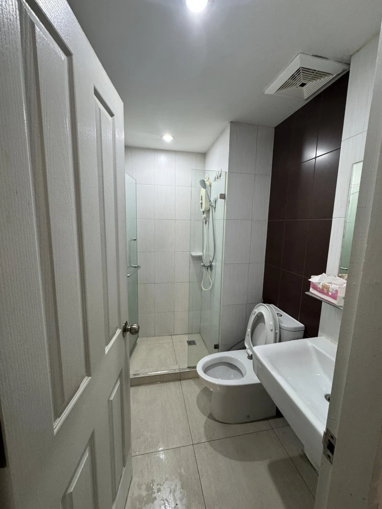 For rent: The Cube Plus Chaengwattana, 2 bedrooms, 1 bathroom, 3rd floor (not high), affordable price. Book now, don't miss out!