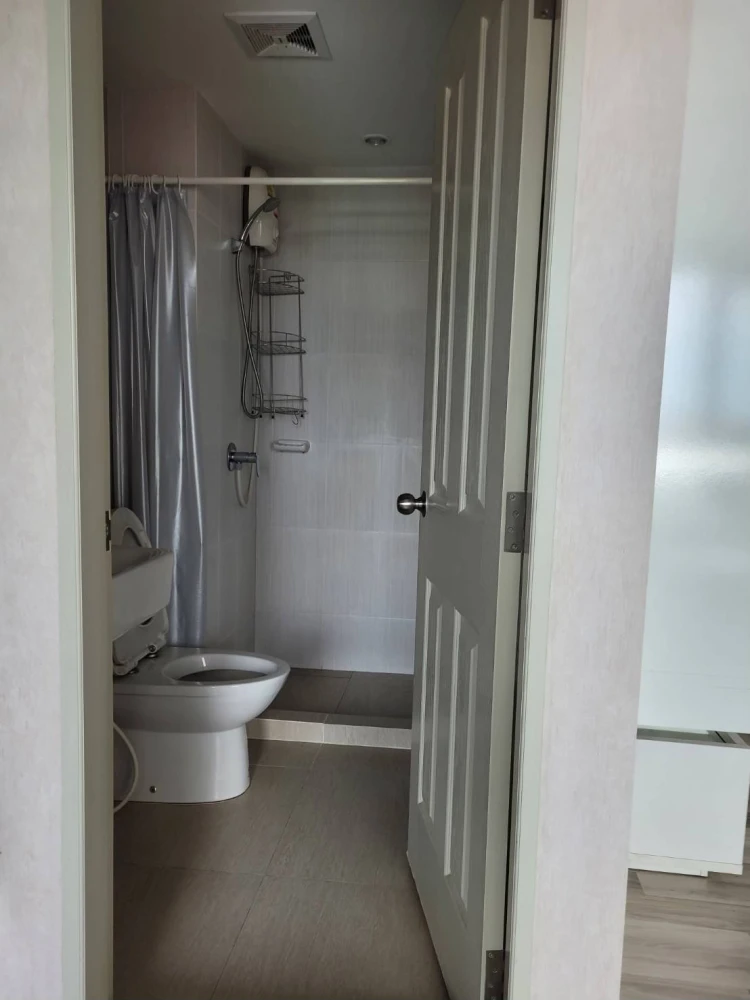 For rent: The Cube Pracha Uthit, a nice room with nice wallpaper, comes with complete furniture, don't miss it.