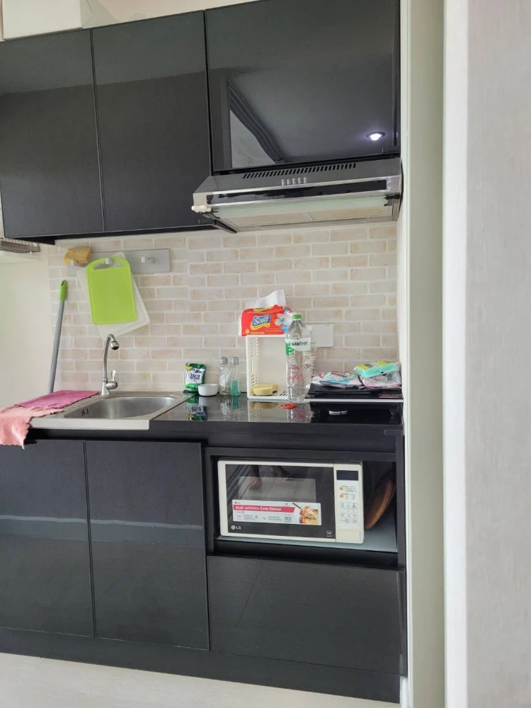 For rent: The Cube Pracha Uthit, a nice room with nice wallpaper, comes with complete furniture, don't miss it.