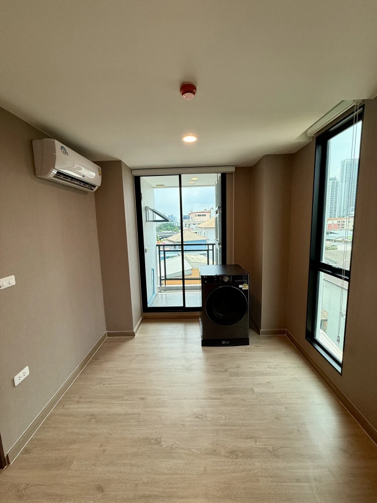 For rent: The Cube Urban Sathorn-Chan, spacious room, lots of usable space, comes with complete furniture, book now.