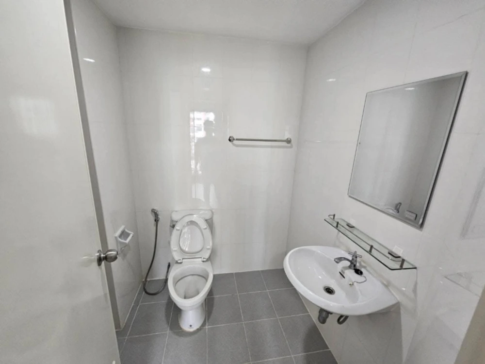 For rent: The Diamond Nawa Nakhon-Taladthai, 4th floor, partitioned room, fully furnished, nice to live in, reserve now, urgently.