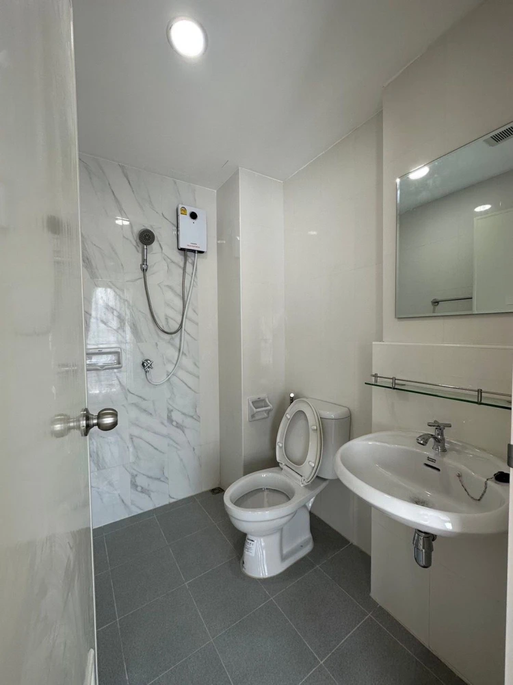 For rent: The Diamond Nawa Nakhon-Taladthai, 8th floor. Beautiful and comfortable room. Book now!