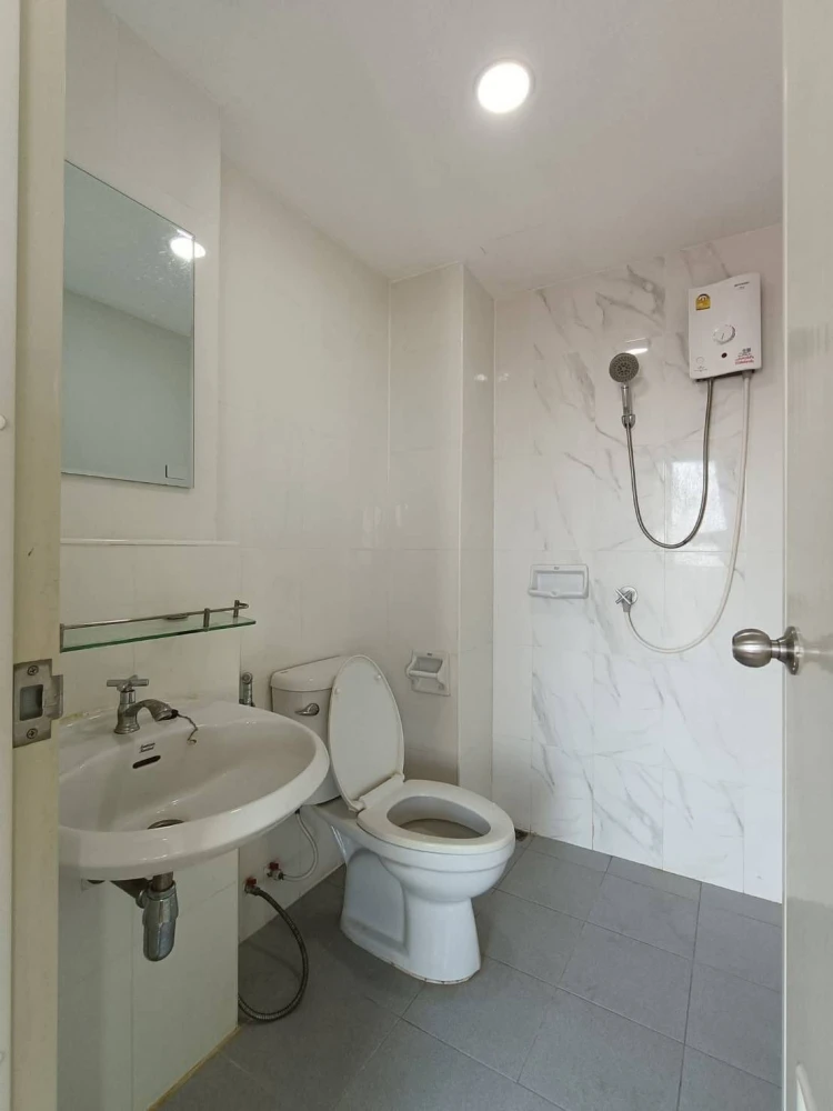 For rent: The Diamond Nawa Nakhon-Taladthai, 8th floor, fully furnished, very livable. Book now!