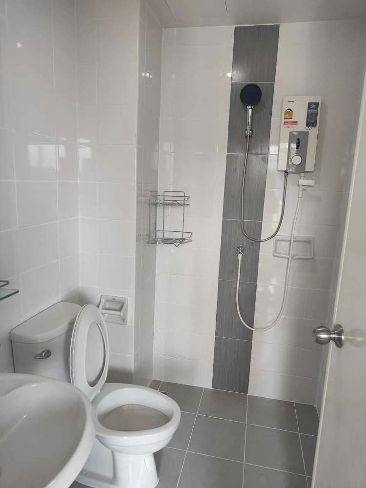 For rent: The Diamond Nawa Nakhon-Taladthai, a nice room on the 3rd floor, fully furnished, hurry and reserve now!