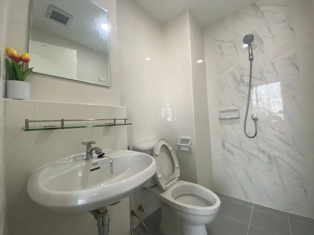 For rent: The Diamond Nawa Nakhon-Taladthai, a nice room, good location, convenient transportation, complete amenities, book now!
