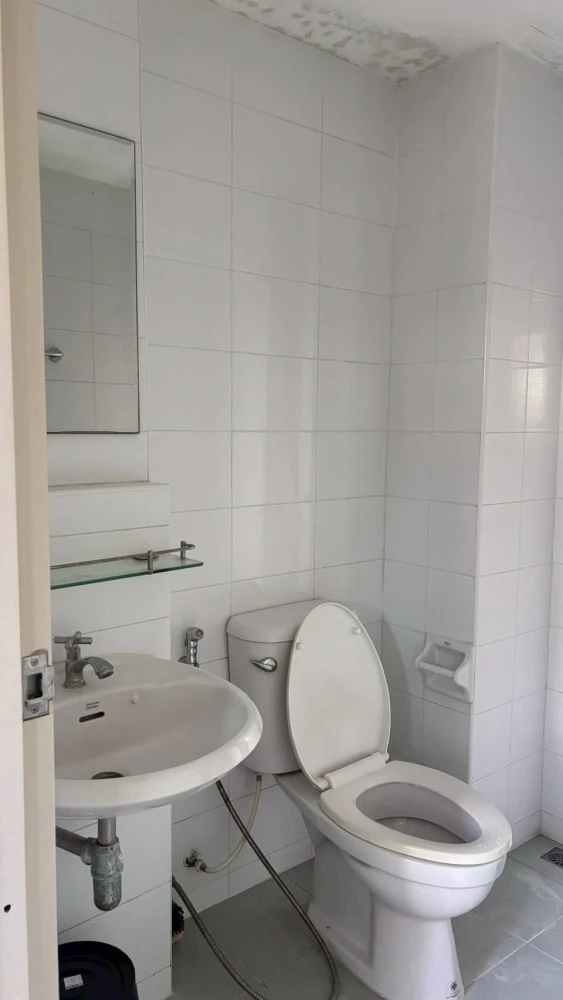 Rooms for rent at The Diamond Nawa Nakhon-Taladthai. Nice and comfortable rooms with complete amenities. Book now!