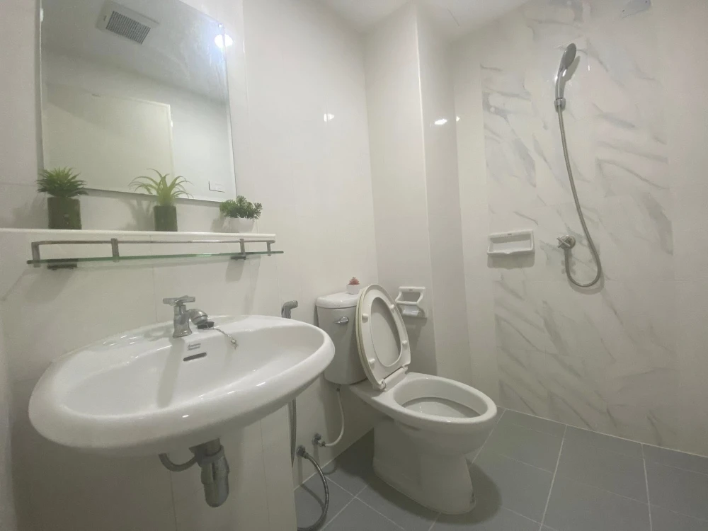 For rent: The Diamond Nawa Nakhon-Taladthai, a nice room with complete furniture at a great price. Hurry and book now!