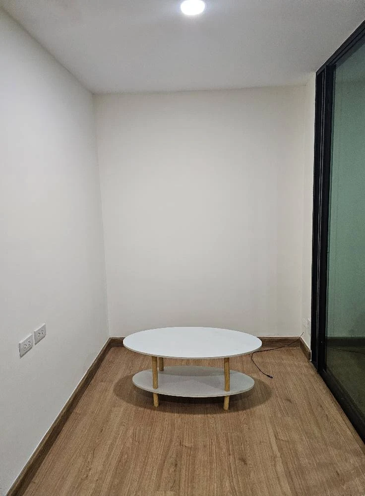 For rent: The Diamond Nawa Nakhon-Taladthai, a nice room with complete furniture and amenities. Just bring your bags and move in.