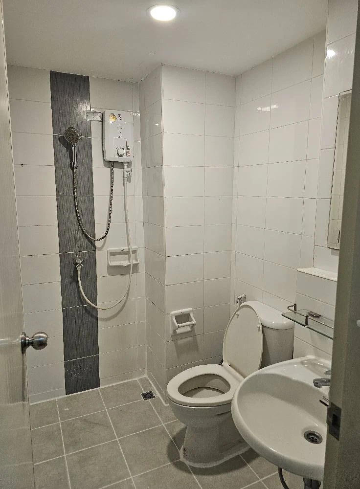 For rent: The Diamond Nawa Nakhon-Taladthai, a nice room with complete furniture and amenities. Just bring your bags and move in.