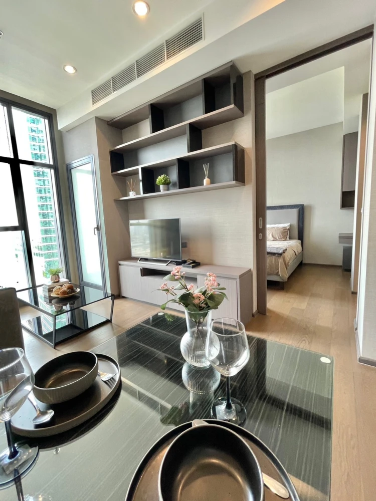 For rent: The Diplomat Sathorn, 20th floor, fully furnished, very livable. Book now, don't miss out!