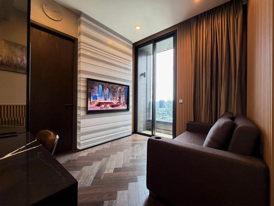 For rent: The Esse Sukhumvit 36, 1 bedroom unit with high-quality built-in furniture. Excellent location. Don't miss out!
