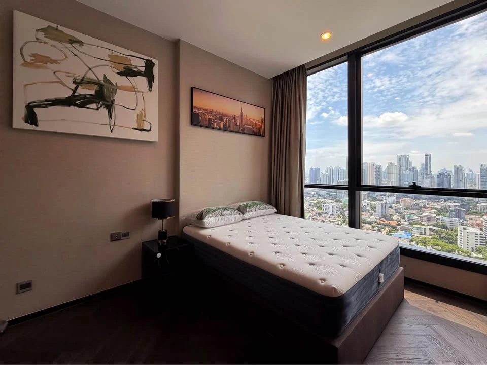 For rent: The Esse Sukhumvit 36, 1 bedroom unit with high-quality built-in furniture. Excellent location. Don't miss out!