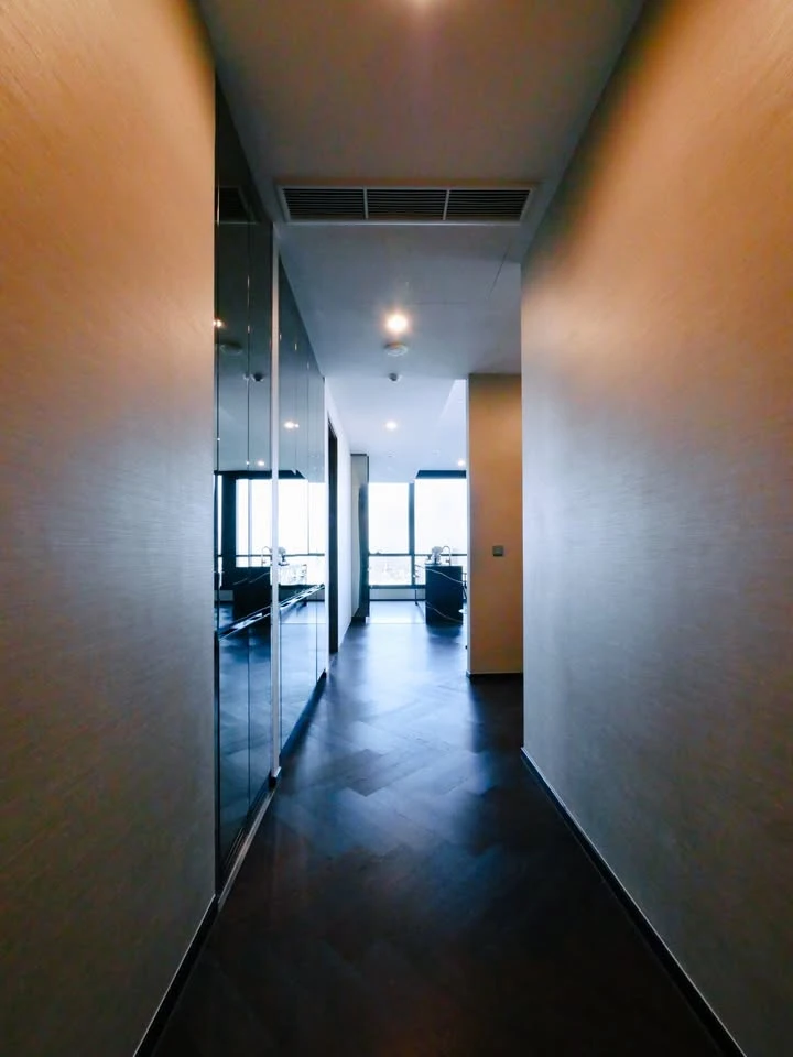 ให้เช่า The ESSE Sukhumvit 36 3 ห้องนอน 3 ห้องน้ำ ชั้นสูงมากเวอร์ ตกแต่งสวย เฟอร์นิเจอร์ เครื่องใช้ไฟฟ้าครบ วิวถนนสุขุมวิท ทองหล่อ ต้องจัดแล้ว