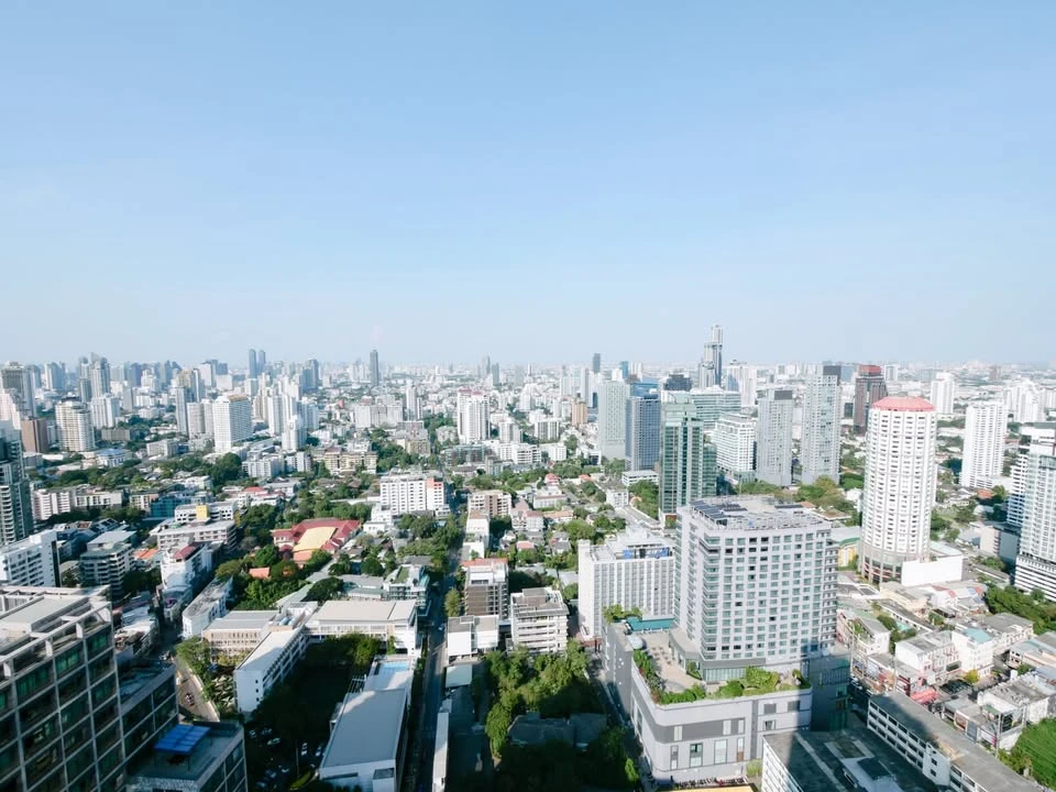 ให้เช่า The ESSE Sukhumvit 36 3 ห้องนอน 3 ห้องน้ำ ชั้นสูงมากเวอร์ ตกแต่งสวย เฟอร์นิเจอร์ เครื่องใช้ไฟฟ้าครบ วิวถนนสุขุมวิท ทองหล่อ ต้องจัดแล้ว