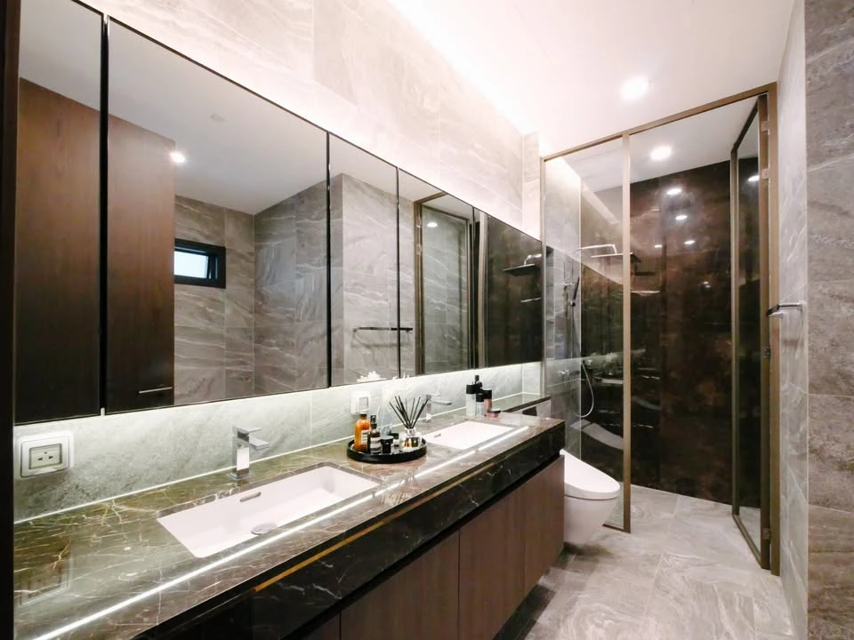 ให้เช่า The ESSE Sukhumvit 36 3 ห้องนอน 3 ห้องน้ำ ชั้นสูงมากเวอร์ ตกแต่งสวย เฟอร์นิเจอร์ เครื่องใช้ไฟฟ้าครบ วิวถนนสุขุมวิท ทองหล่อ ต้องจัดแล้ว