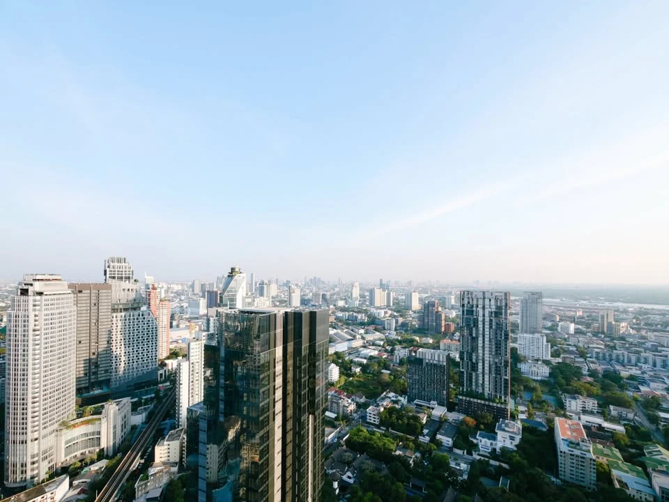 ให้เช่า The ESSE Sukhumvit 36 3 ห้องนอน 3 ห้องน้ำ ชั้นสูงมากเวอร์ ตกแต่งสวย เฟอร์นิเจอร์ เครื่องใช้ไฟฟ้าครบ วิวถนนสุขุมวิท ทองหล่อ ต้องจัดแล้ว