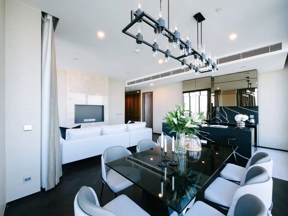 ให้เช่า The ESSE Sukhumvit 36 3 ห้องนอน 3 ห้องน้ำ ชั้นสูงมากเวอร์ ตกแต่งสวย เฟอร์นิเจอร์ เครื่องใช้ไฟฟ้าครบ วิวถนนสุขุมวิท ทองหล่อ ต้องจัดแล้ว