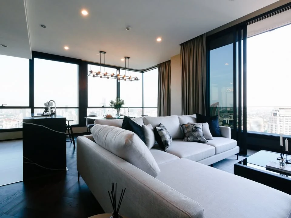 ให้เช่า The ESSE Sukhumvit 36 3 ห้องนอน 3 ห้องน้ำ ชั้นสูงมากเวอร์ ตกแต่งสวย เฟอร์นิเจอร์ เครื่องใช้ไฟฟ้าครบ วิวถนนสุขุมวิท ทองหล่อ ต้องจัดแล้ว