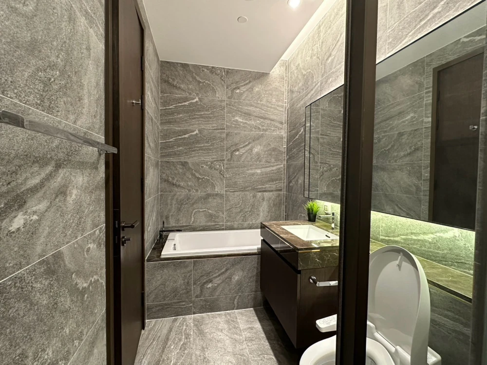 For rent: The Esse Sukhumvit 36, spacious room, comfortable, fully furnished, nice to live in, reserve now!