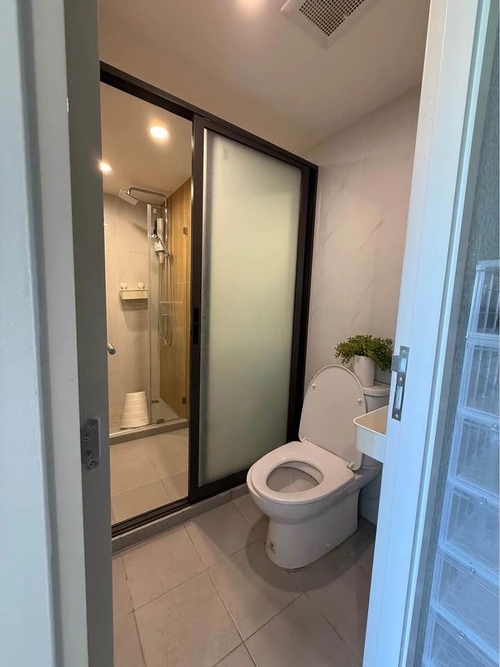 For rent: The Excel Hideaway Sukhumvit 50, spacious room, comfortable, good view, with amenities. Book now before you miss out!