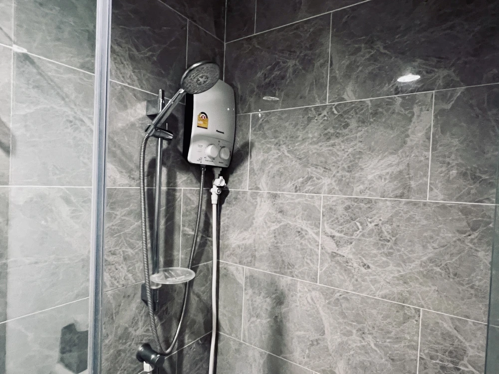 For rent: The Excel Ladprao-Sutthisan, 3rd floor room with swimming pool view, fully furnished and appliances, ready to move in, just bring your bags