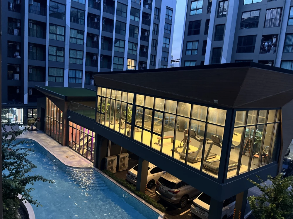 For rent: The Excel Ladprao-Sutthisan, 3rd floor room with swimming pool view, fully furnished and appliances, ready to move in, just bring your bags