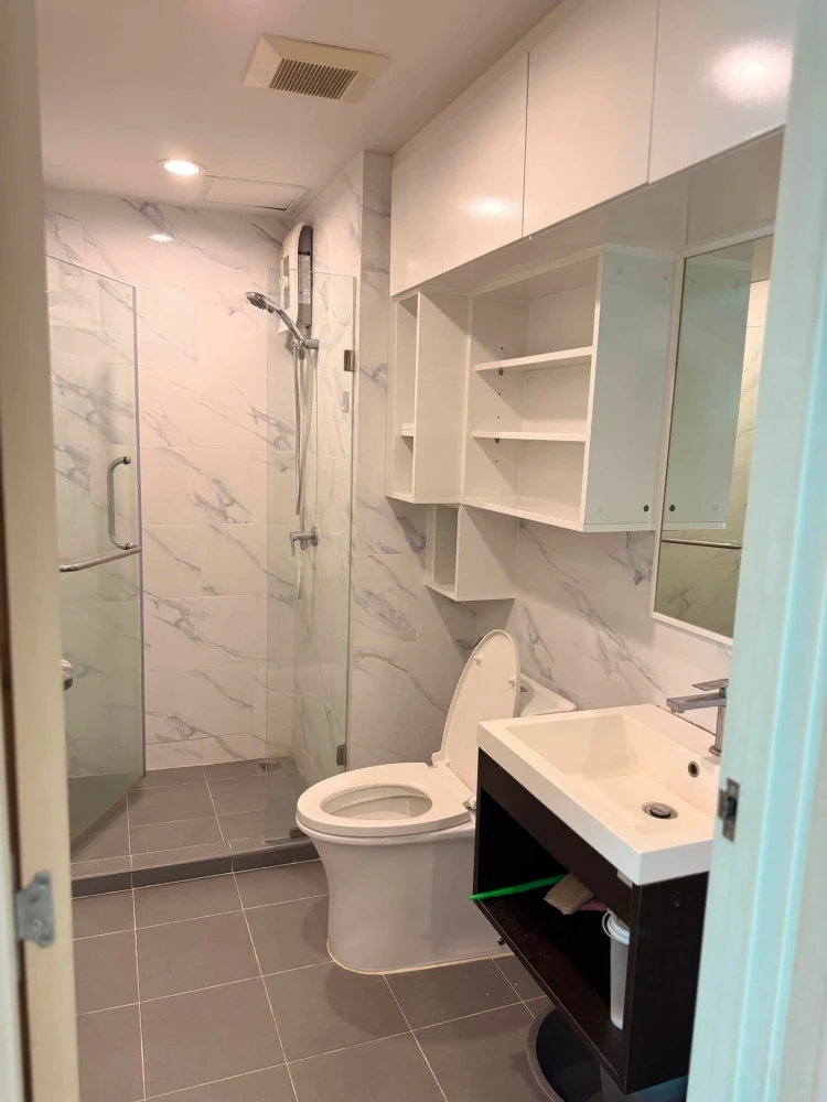 For rent: The Excel Ratchada 18. Spacious and comfortable room with ample living space. Convenient and complete amenities all in one place. Don't miss