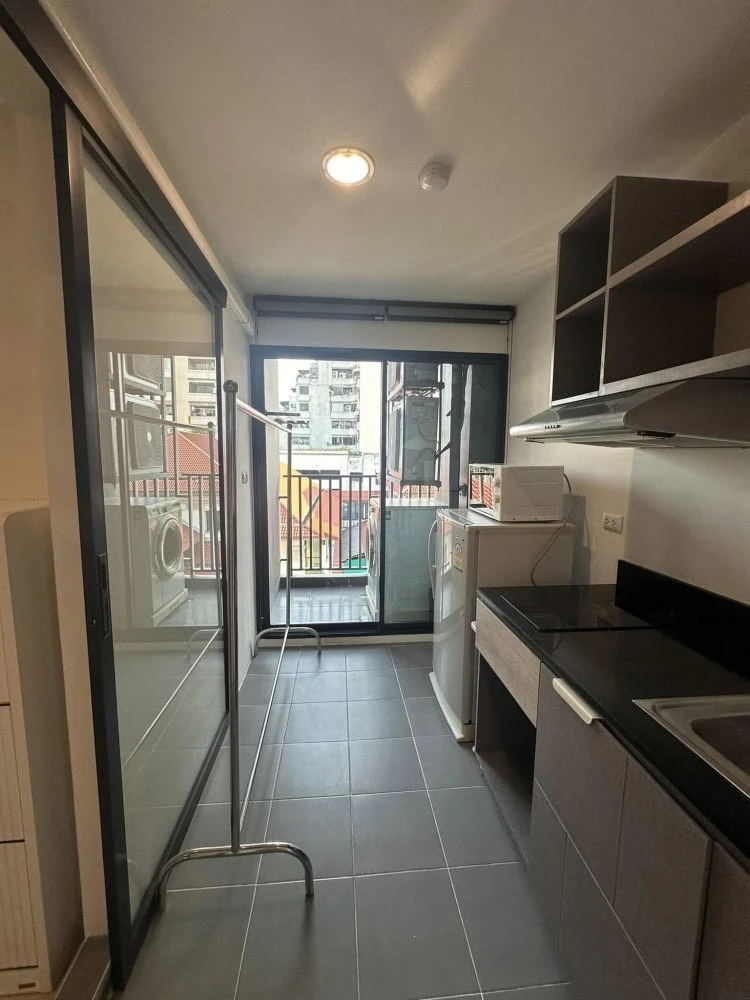 For rent: The Excel Udomsuk, 5th floor, partitioned room, comes with complete furniture and appliances. Reserve now, don't miss out.