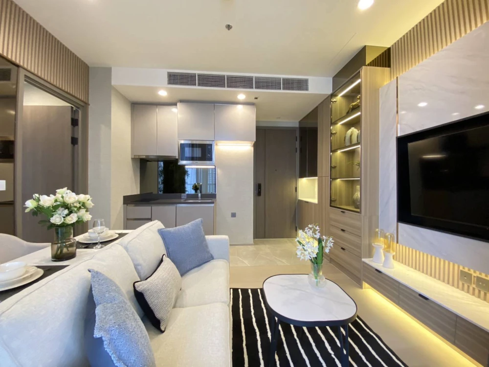 For rent: The Extro Phayathai-Rangnam, high floor unit, ready to move in, fully furnished, complete amenities. Book now, don't miss out!