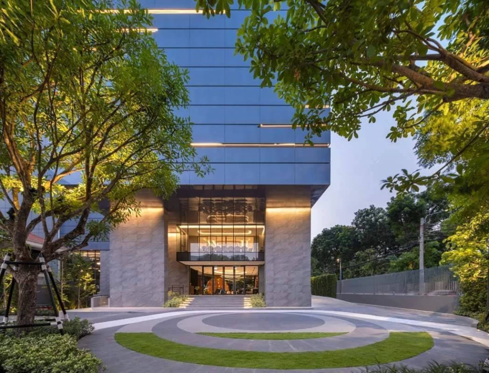 For rent: The Extro Phayathai-Rangnam, high floor unit, ready to move in, fully furnished, complete amenities. Book now, don't miss out!