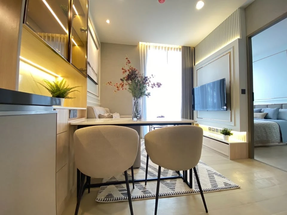 For rent: The Extro Phayathai-Rangnam, a lovely room with beautiful, neutral decor, stunning built-ins, and fully furnished. Don't miss out on this gr