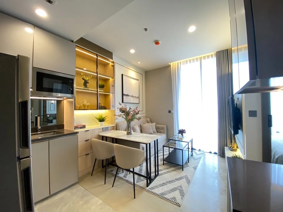 For rent: The Extro Phayathai-Rangnam, a lovely room with beautiful, neutral decor, stunning built-ins, and fully furnished. Don't miss out on this gr
