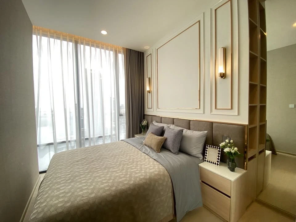 For rent: The Extro Phayathai-Rangnam, a lovely room with beautiful, neutral decor, stunning built-ins, and fully furnished. Don't miss out on this gr