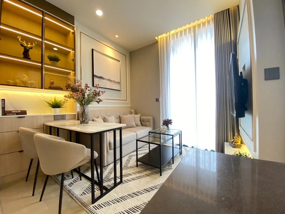 For rent: The Extro Phayathai-Rangnam, a lovely room with beautiful, neutral decor, stunning built-ins, and fully furnished. Don't miss out on this gr