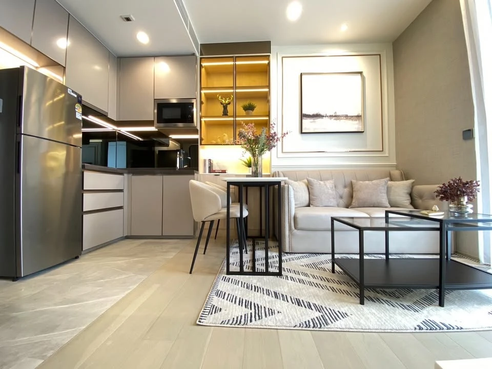For rent: The Extro Phayathai-Rangnam, a lovely room with beautiful, neutral decor, stunning built-ins, and fully furnished. Don't miss out on this gr
