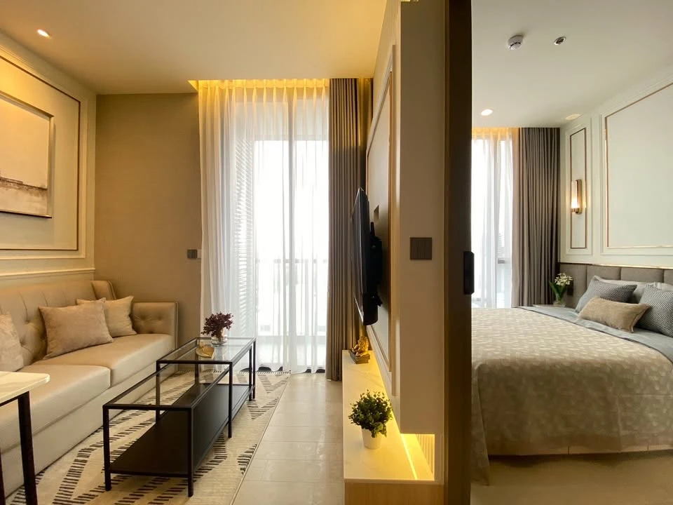 For rent: The Extro Phayathai-Rangnam, a lovely room with beautiful, neutral decor, stunning built-ins, and fully furnished. Don't miss out on this gr