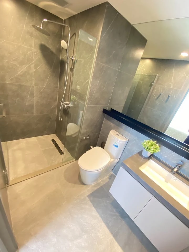 For rent: The Extro Phayathai-Rangnam, a lovely room with beautiful, neutral decor, stunning built-ins, and fully furnished. Don't miss out on this gr