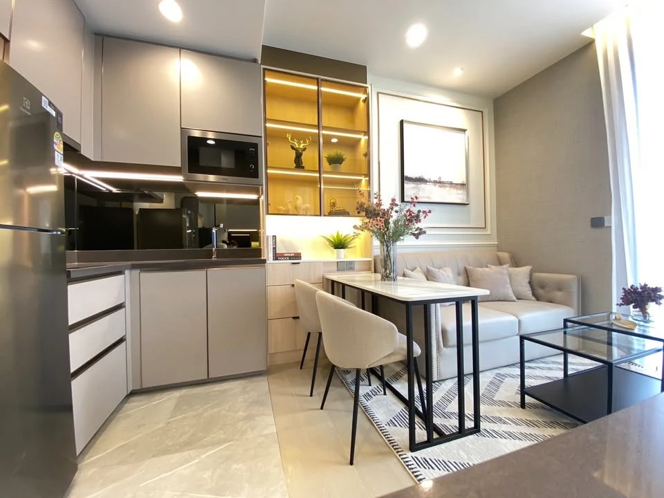 For rent: The Extro Phayathai-Rangnam, a lovely room with beautiful, neutral decor, stunning built-ins, and fully furnished. Don't miss out on this gr