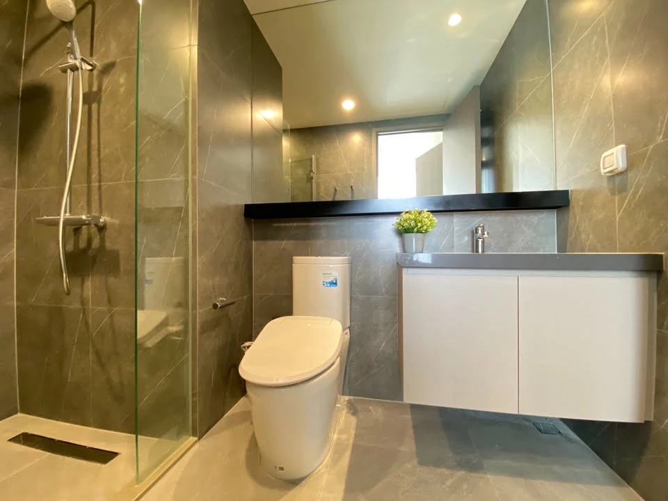 For rent: The Extro Phayathai-Rangnam, a lovely room with beautiful, neutral decor, stunning built-ins, and fully furnished. Don't miss out on this gr