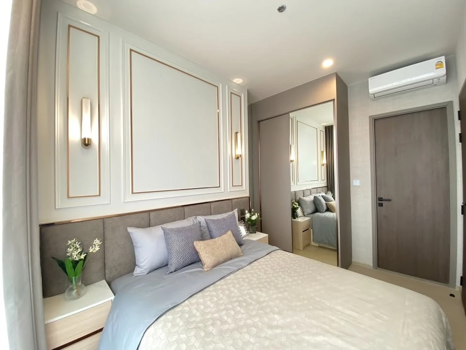 For rent: The Extro Phayathai-Rangnam, a lovely room with beautiful, neutral decor, stunning built-ins, and fully furnished. Don't miss out on this gr
