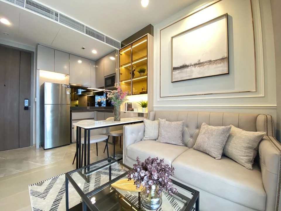 For rent: The Extro Phayathai-Rangnam, a lovely room with beautiful, neutral decor, stunning built-ins, and fully furnished. Don't miss out on this gr