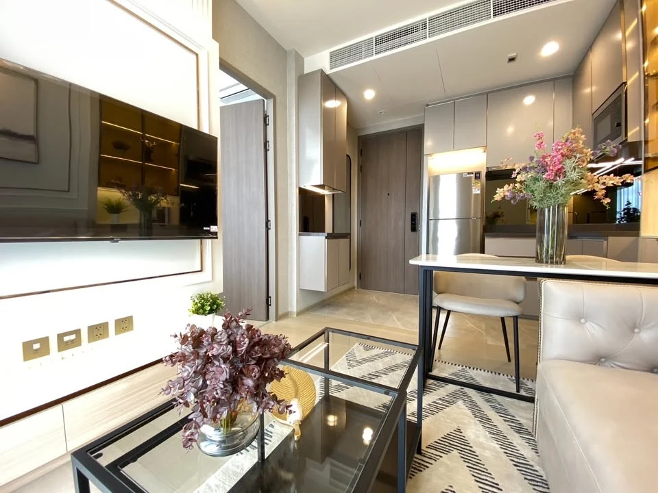 For rent: The Extro Phayathai-Rangnam, a lovely room with beautiful, neutral decor, stunning built-ins, and fully furnished. Don't miss out on this gr