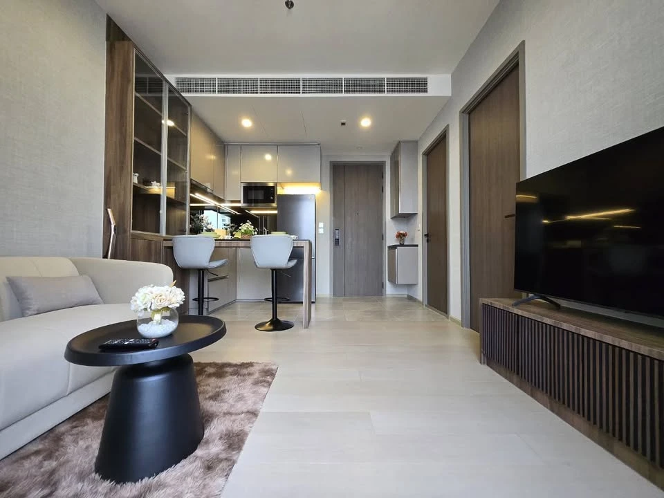 For rent: The Extro Phaya Thai - Rang Nam, spacious room with stunning city view, fully furnished, first come first served.
