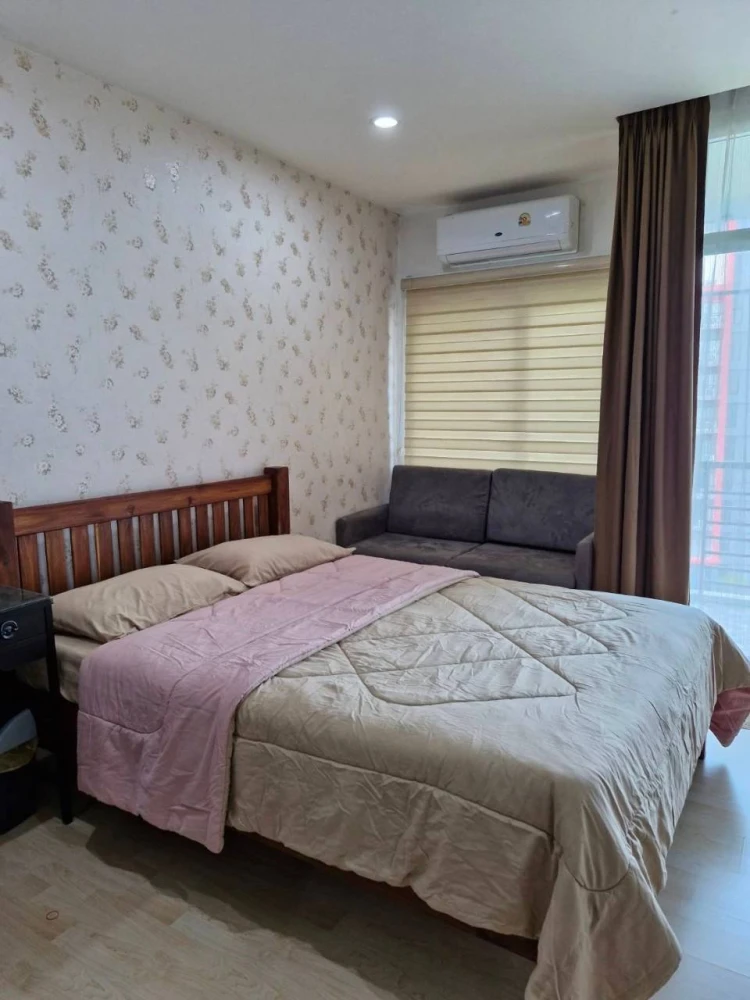 For rent: The Forest Chaengwattana, 6th floor, quiet, ventilated, safe, with wallpaper. Interested? Reserve now!