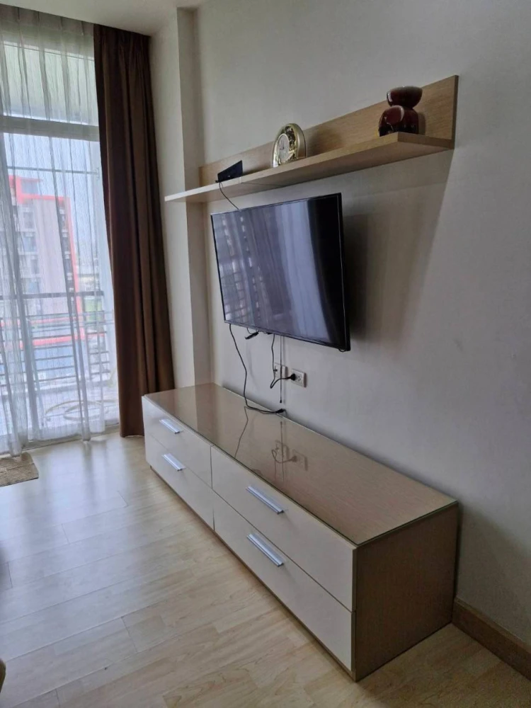 For rent: The Forest Chaengwattana, 6th floor, quiet, ventilated, safe, with wallpaper. Interested? Reserve now!