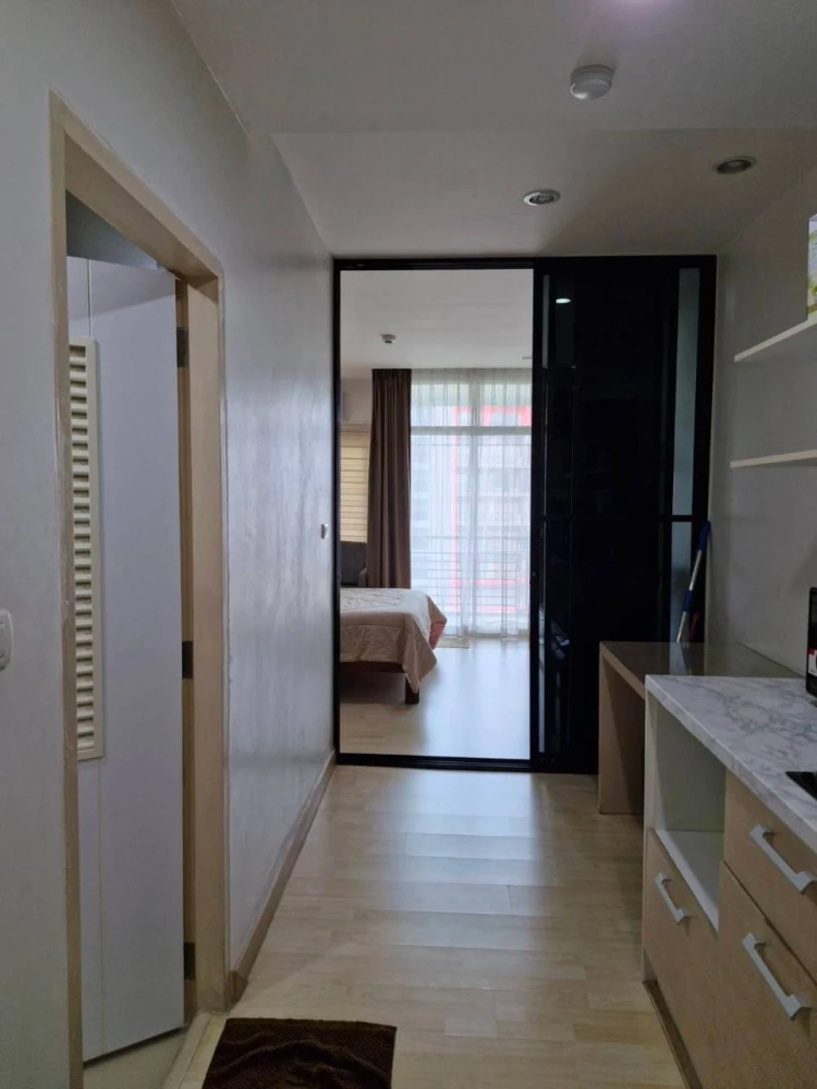 For rent: The Forest Chaengwattana, 6th floor, quiet, ventilated, safe, with wallpaper. Interested? Reserve now!