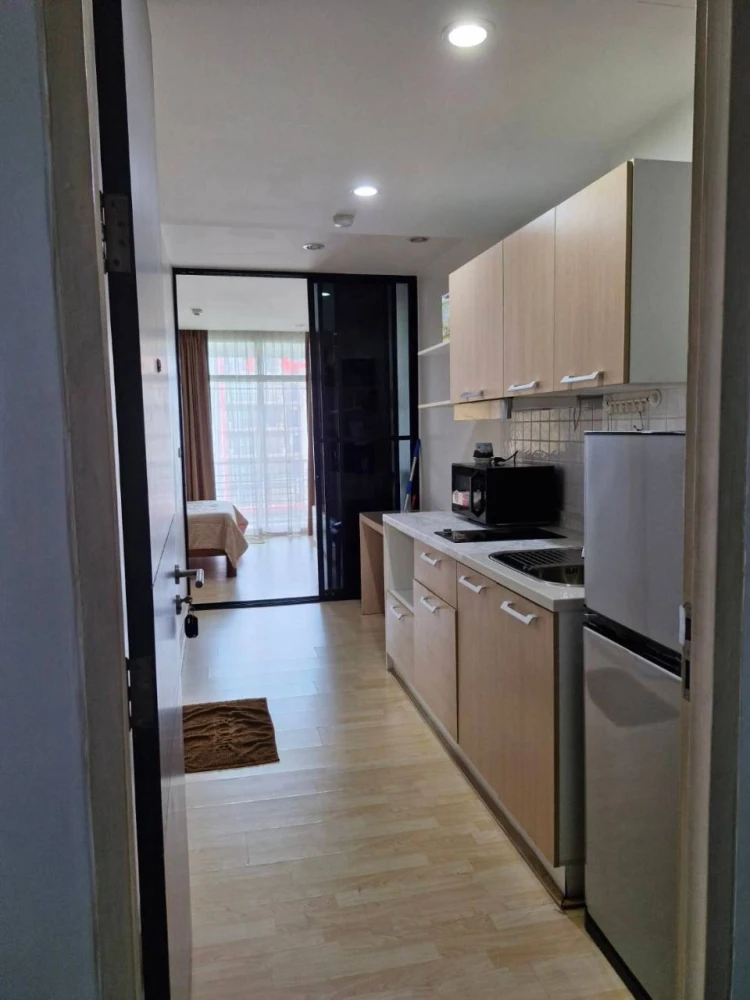 For rent: The Forest Chaengwattana, 6th floor, quiet, ventilated, safe, with wallpaper. Interested? Reserve now!