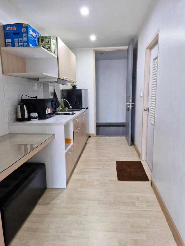 For rent: The Forest Chaengwattana, 6th floor, quiet, ventilated, safe, with wallpaper. Interested? Reserve now!
