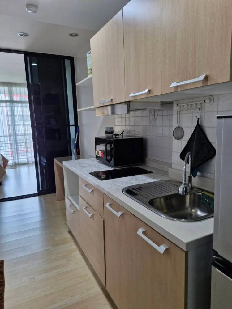 For rent: The Forest Chaengwattana, 6th floor, quiet, ventilated, safe, with wallpaper. Interested? Reserve now!