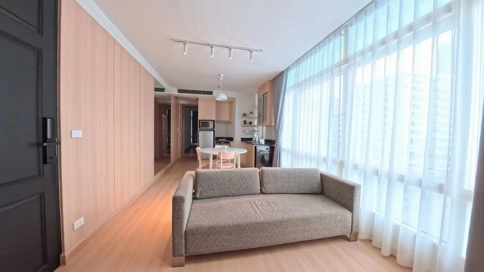 For rent: The Height Thonglor, a truly "open" condo with a 270-degree panoramic view. Corner unit with windows on two sides. Reserve now!